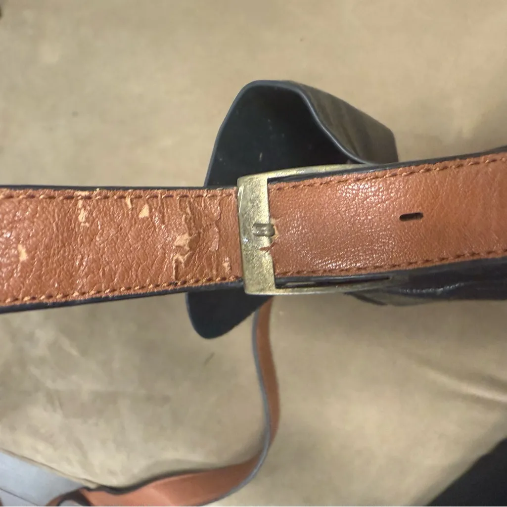 3 for $15 Vintage G.H. Bass & Co. Black Leather Crossbody with Tan Strap - Image 7