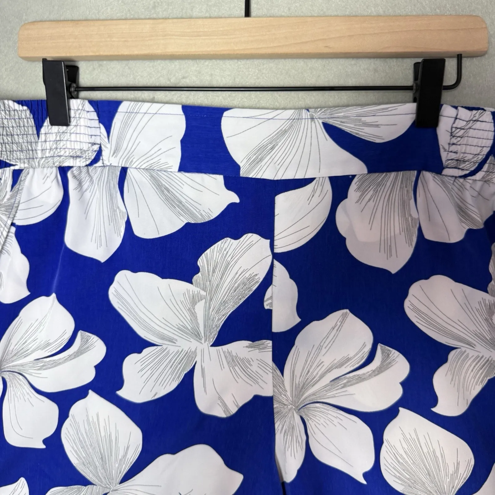 Investments Women’s Hawaiian Floral Shorts Blue White Size XL - Image 3