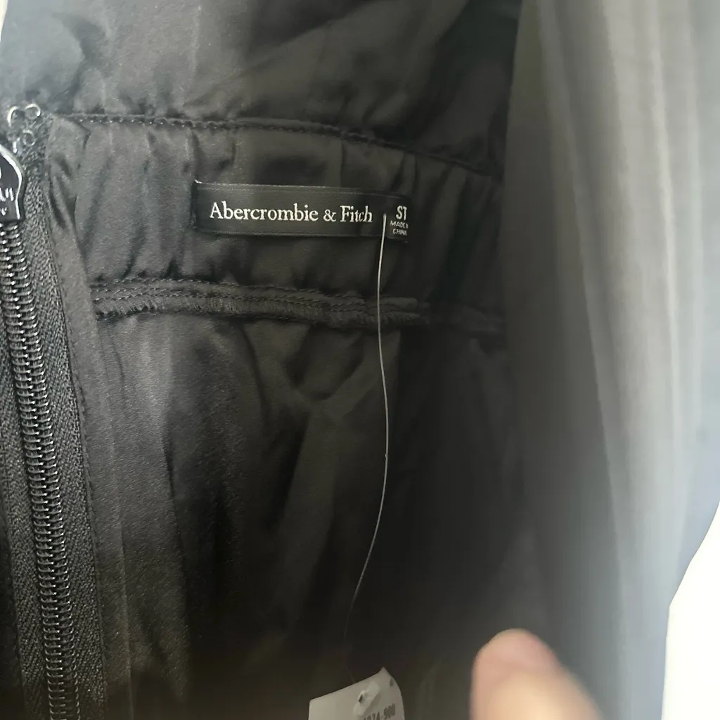 Abercrombie & Fitch plunge pleated mini dress black sleeveless v neck elegant - Image 2