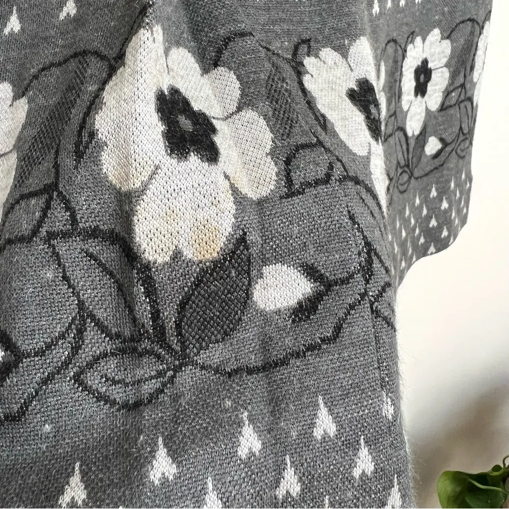 Vintage Knit Pleated Knee Length Grey Floral Skirt Size 8 - Image 10