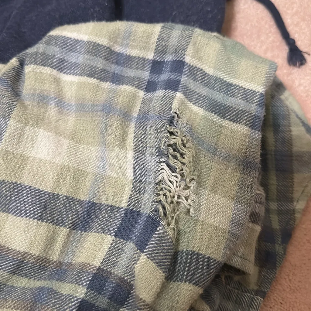 American Eagle Plaid Cropped Distressed Flannel - Image 7