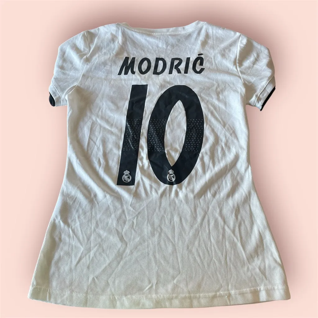 Adidas women’s Fly Emirates Modric #10 Jersey size Medium (NWT) - Image 2