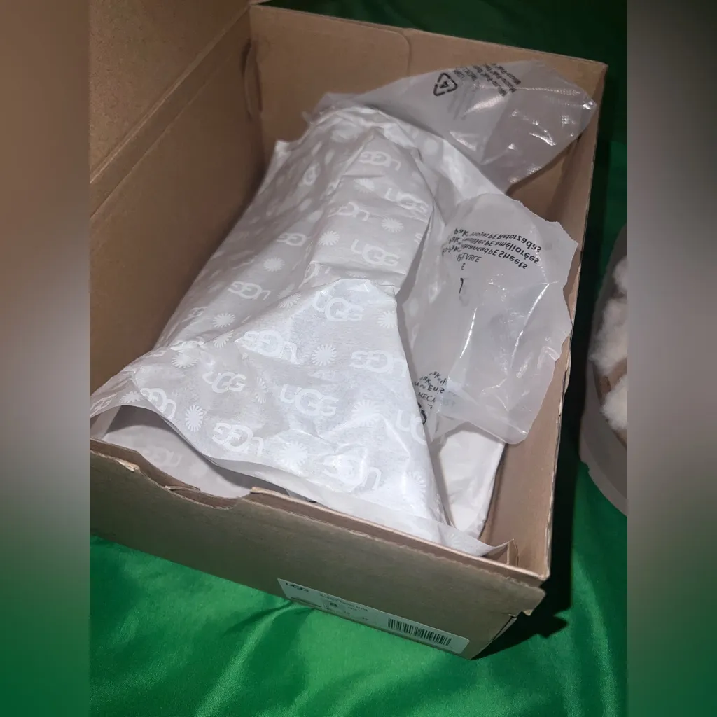 New UGG Fluffy Sandals in Cream and Tan size 8 - Image 15