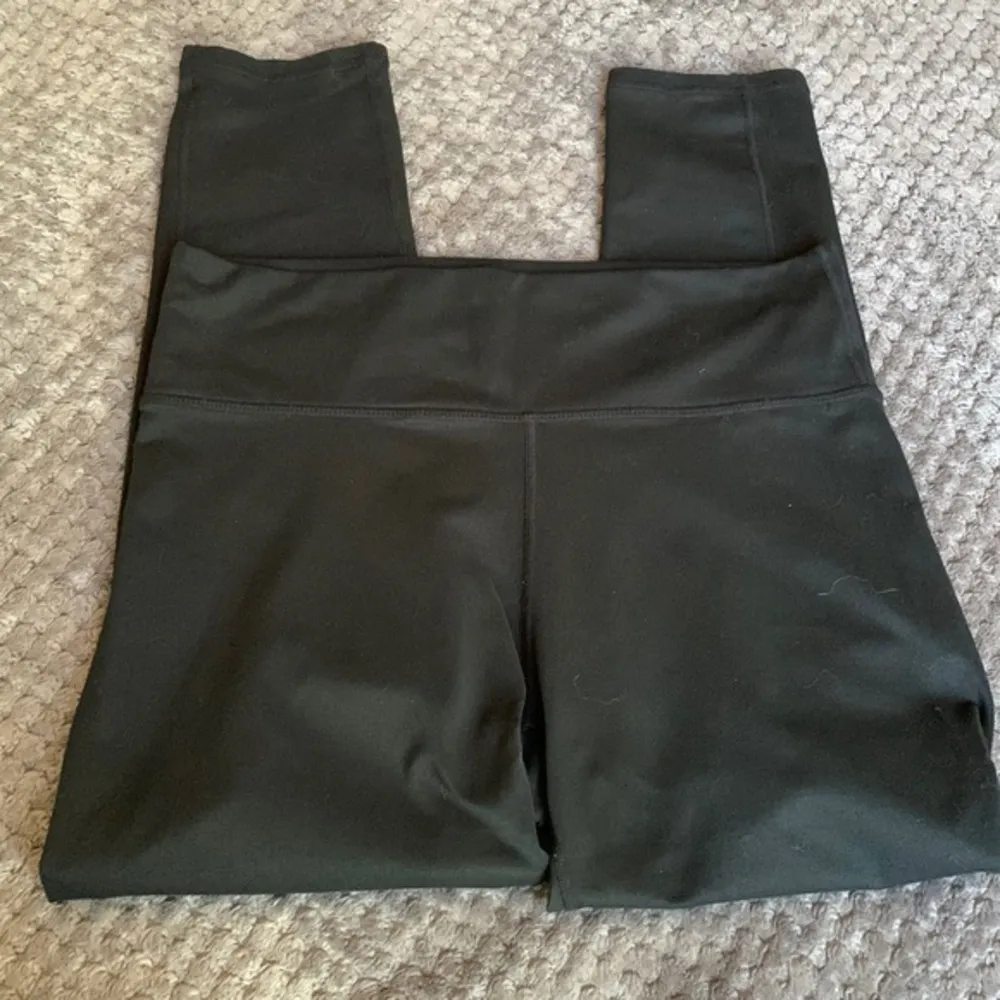 Fabletics Black Gym Activewear Capri Leggings Size Med EUC #1190 - Image 2