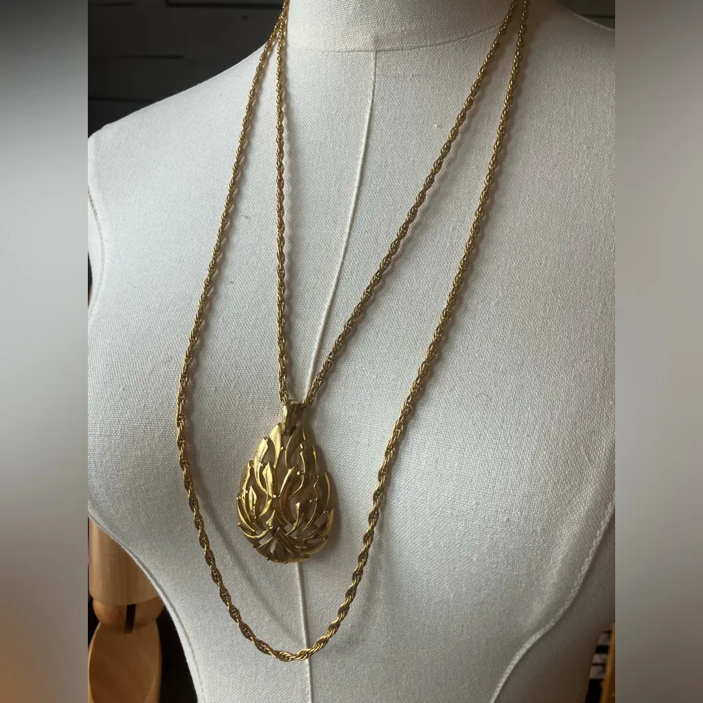 Vintage Crown Trifari Pendant Double Chain Gold Tone Necklace with Hang Tag - Image 10