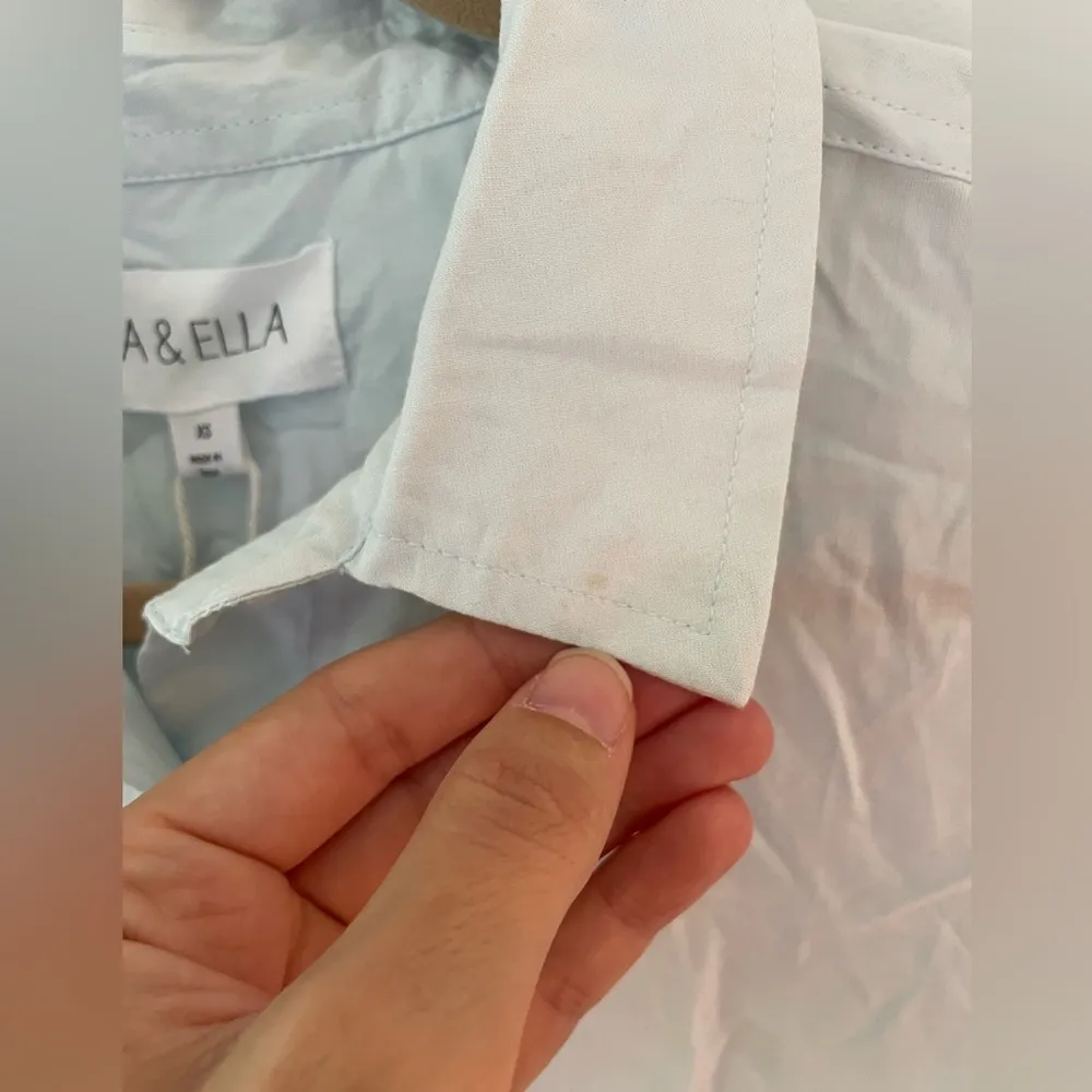 New Isa & Ella cropped button down top size XS light blue - Image 3