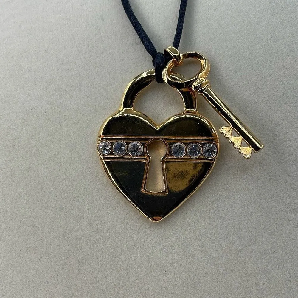 Avon heart and key 34” long necklace Black - Image 4