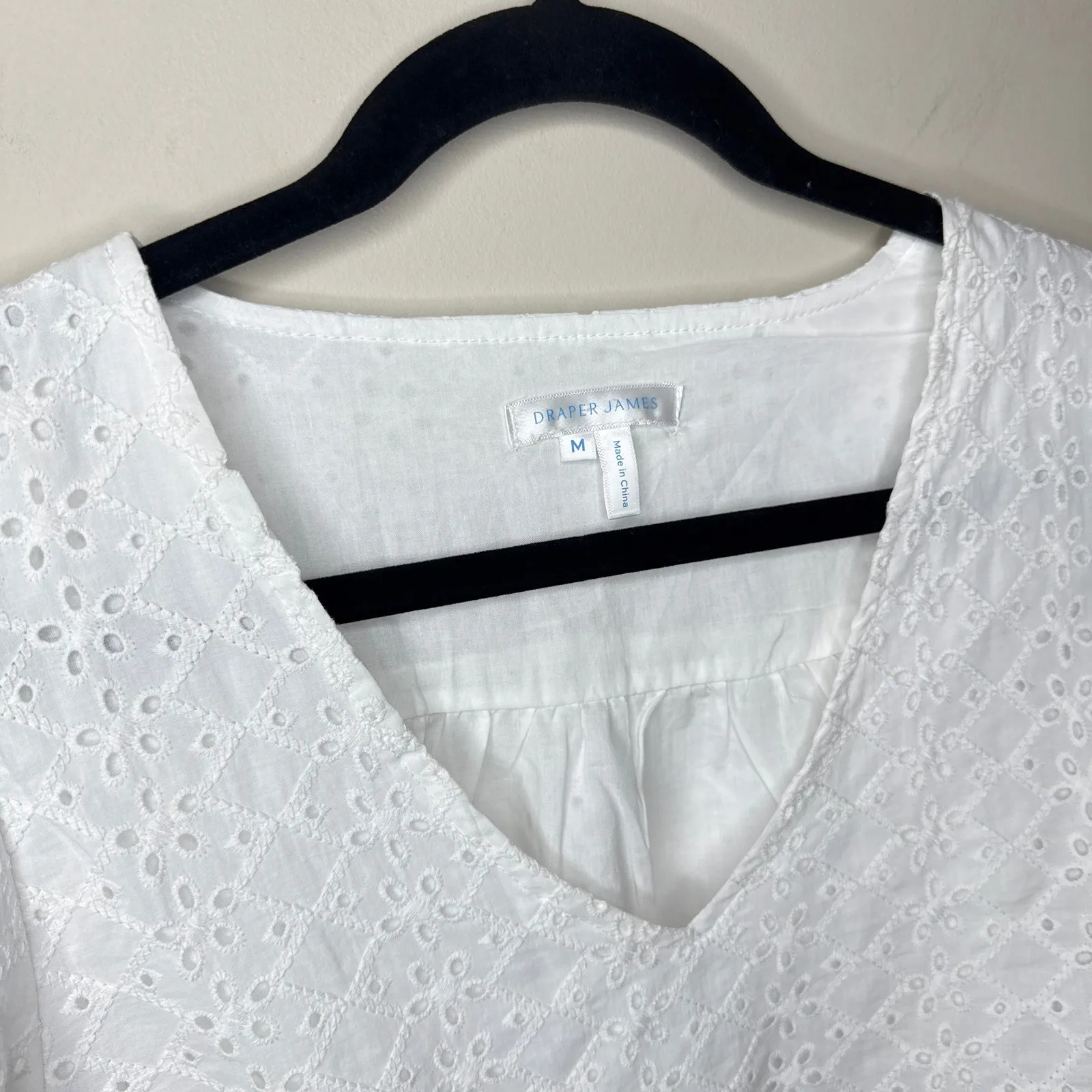 Draper James White Eyelet V-Neck Puff Short Sleeve Top Size Medium Feminine - Image 6