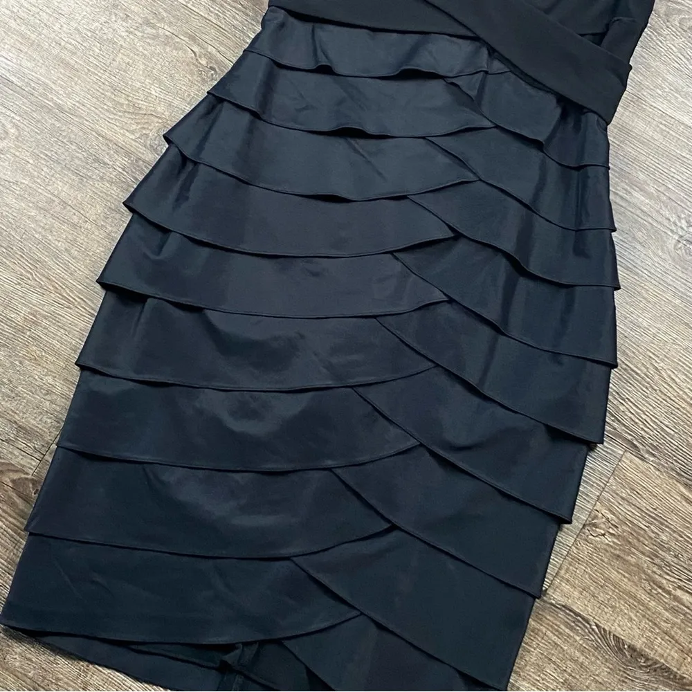 Adrianna Papell Sheath Dress Women 8 Black Deep V Neck Sleeveless Layered Lined - Image 4