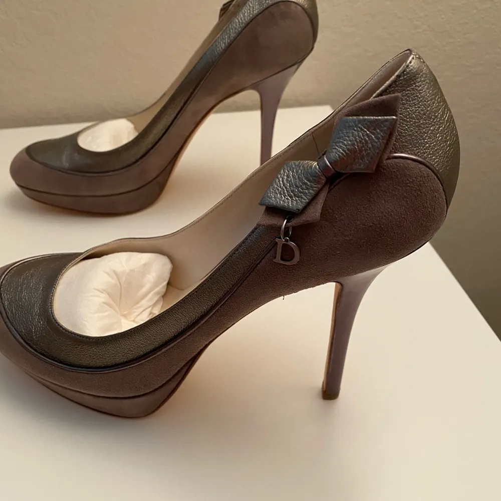 Dior Deco Dorsay Pump In Stone. New In Box. 100% Authentic - Image 11