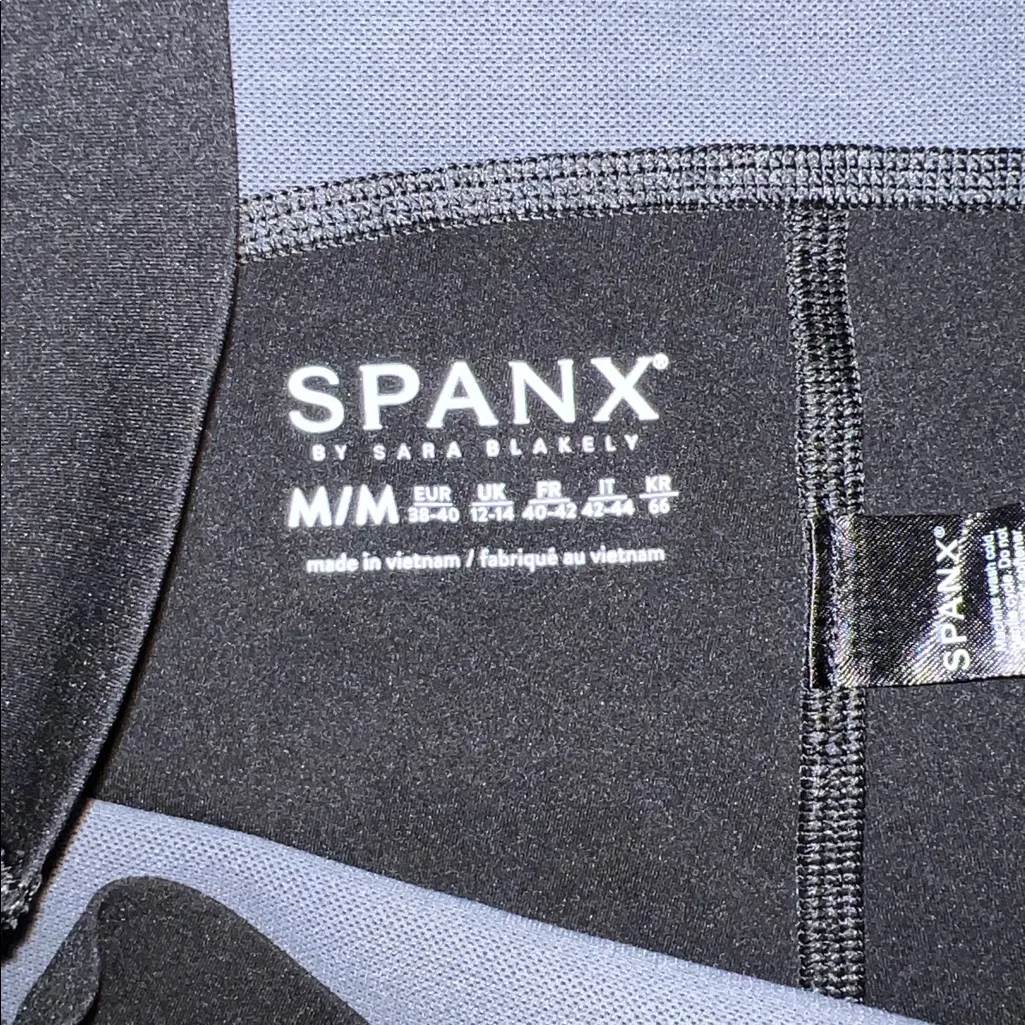 NWOT SPANX Everywhwre Knockout Leggings Size M - Image 3