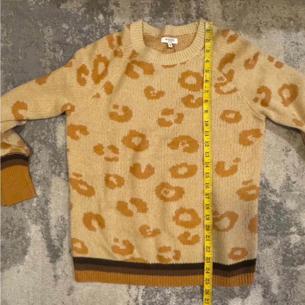 Andree Mango Cream and Orange Crew Neck Sweater with Retro Floral Design - Image 6