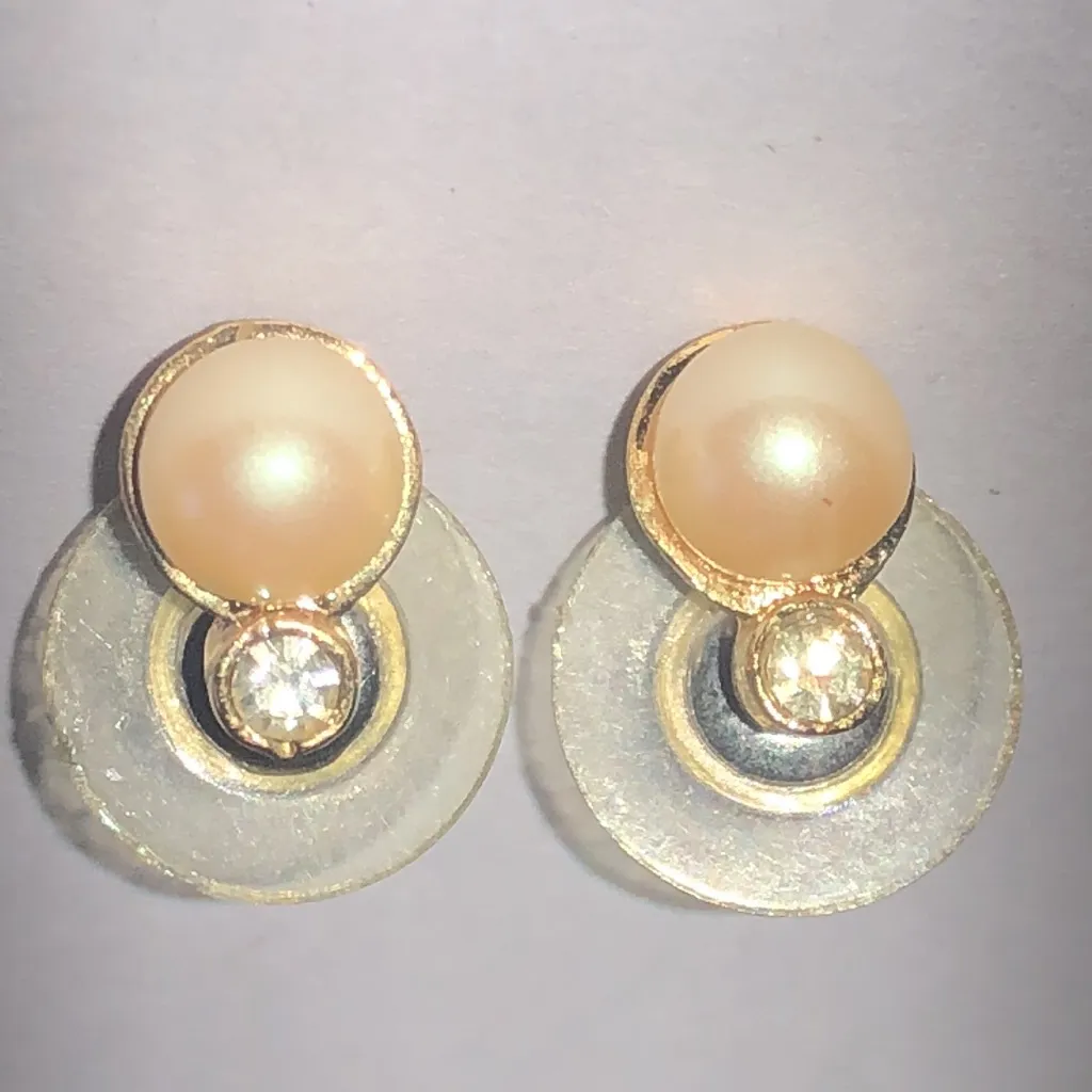Elegant Vintage Gold Tone and Cream Faux Pearl Dainty Stud Earrings - Image 3