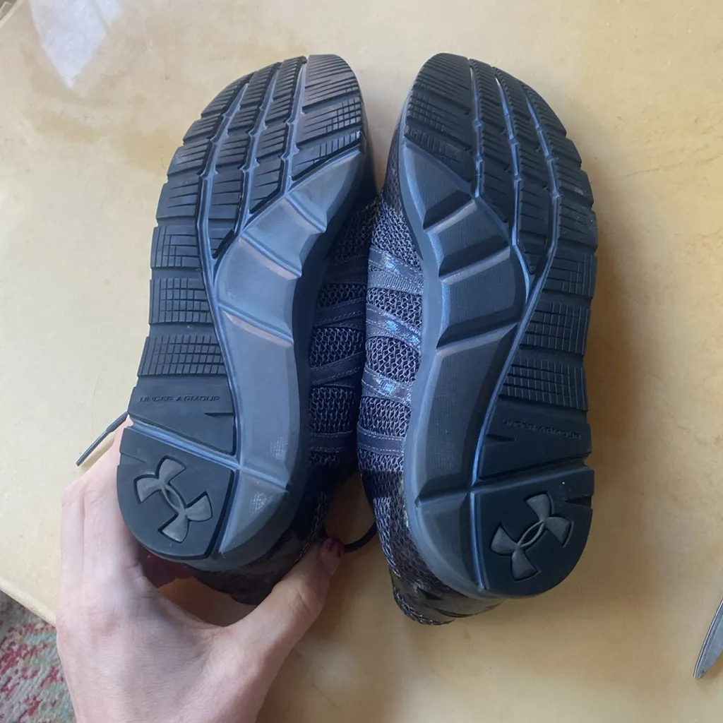 EUC Womens Under Armour Charged All Around Size 10 Black Graphite Grey Training - Image 6