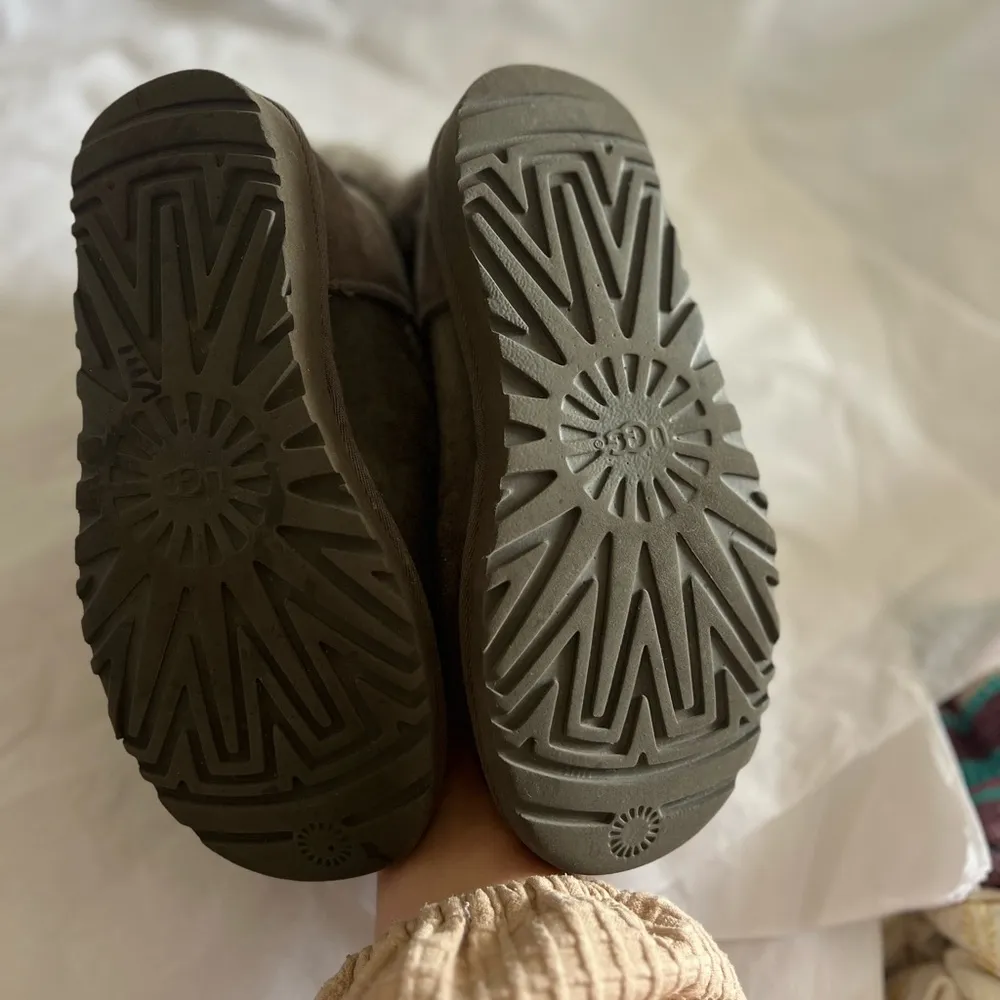 Ugg Daelynn Gray Suede Bow boots Sz 6 - Image 8