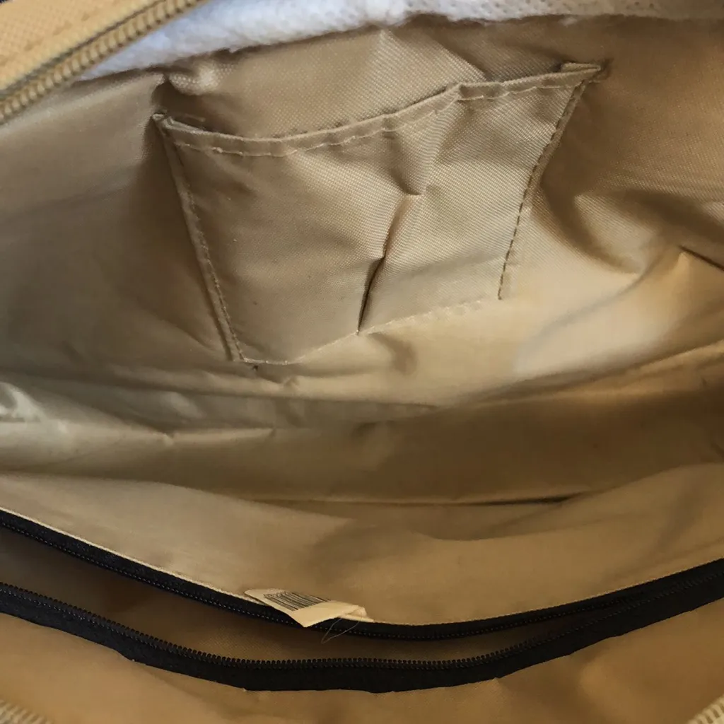 Lacoste tan vinyl shoulder bag 14”‎ x 10” - Image 5