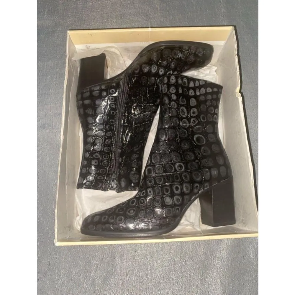 Women's Charles David Black Leather Boots Size 6 - Image 4