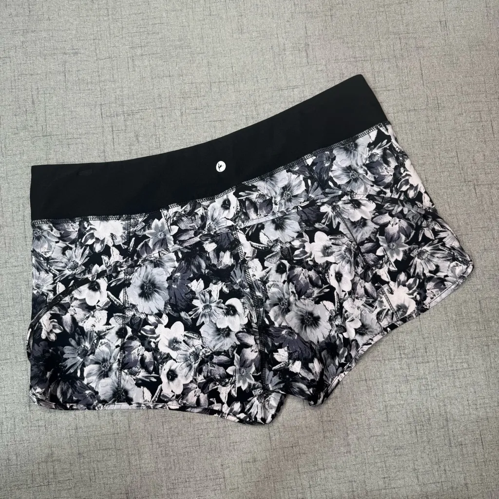90 Degrees Athletic Shorts Black White Floral Design Size Large - Image 4