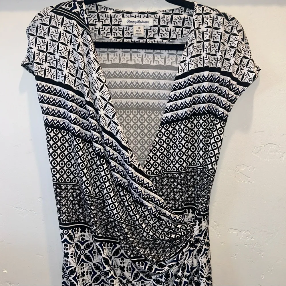 Tommy Bahama Faux wrap cap sleeve black-and-white dress size large - Image 3