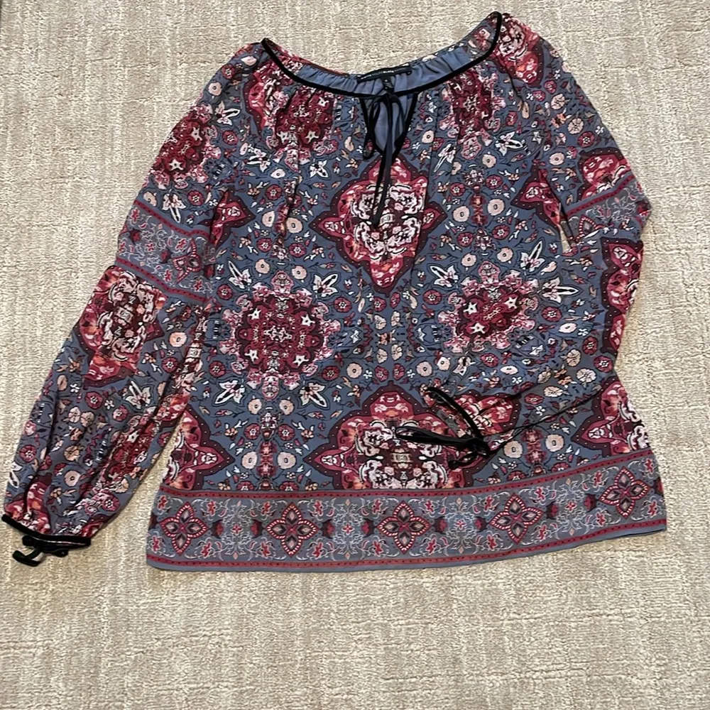 White House Black Market steel blu /maroon floral peasant blouse sz 6 - Image 4