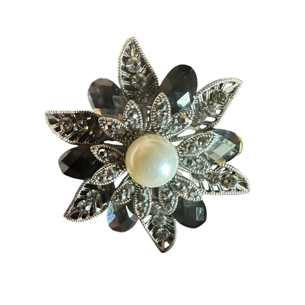 Vintage Dazzling Silver Rhinestone Faux Pearl Flower Brooch Pendant - Image 4
