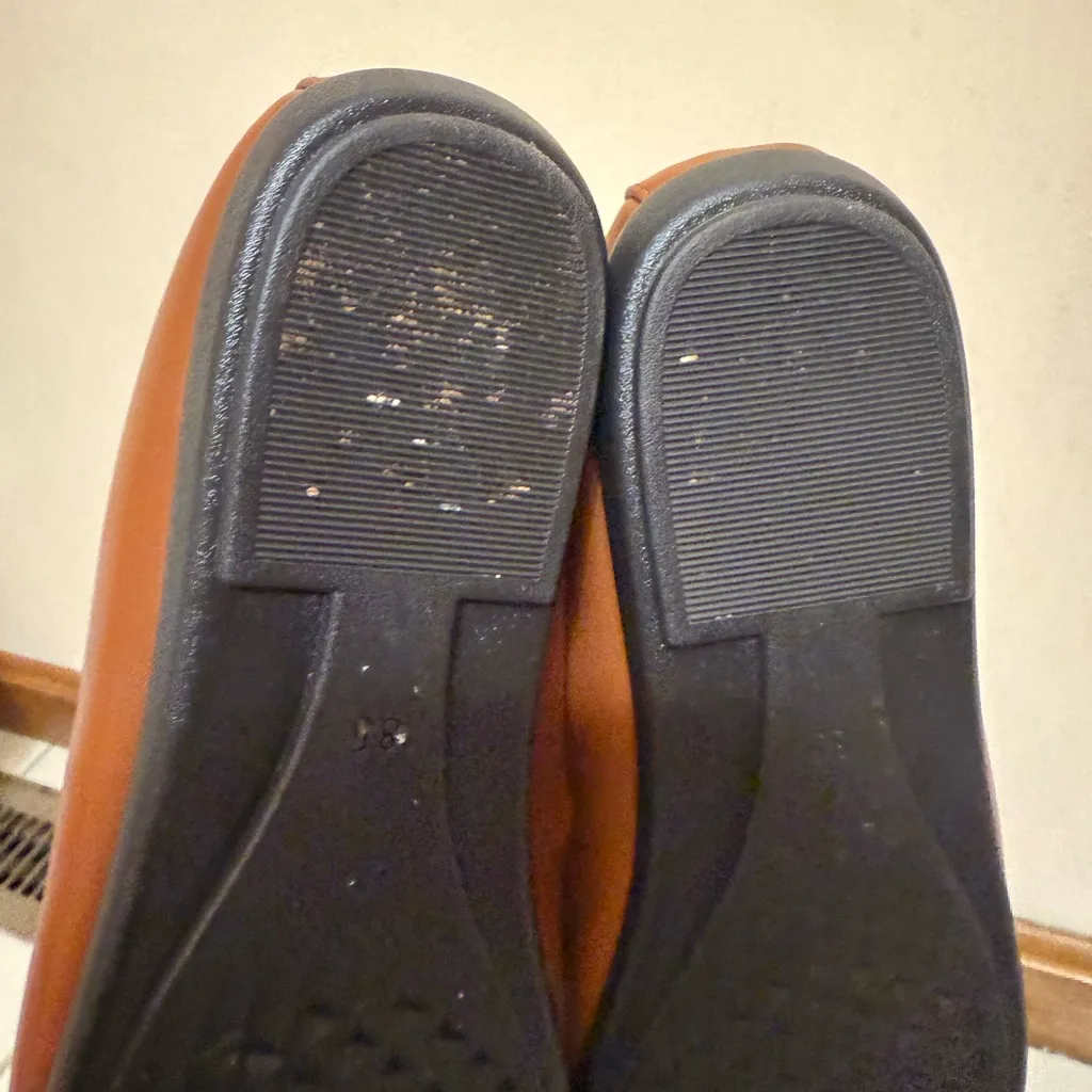 Aerosoles  | Tan Leather Loafers with Gold Chain - Image 7