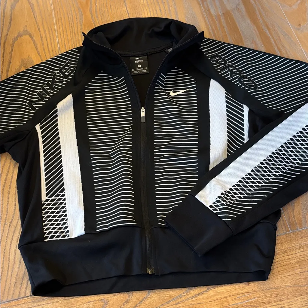 Nike  Athleisure/Workout Set - Image 11