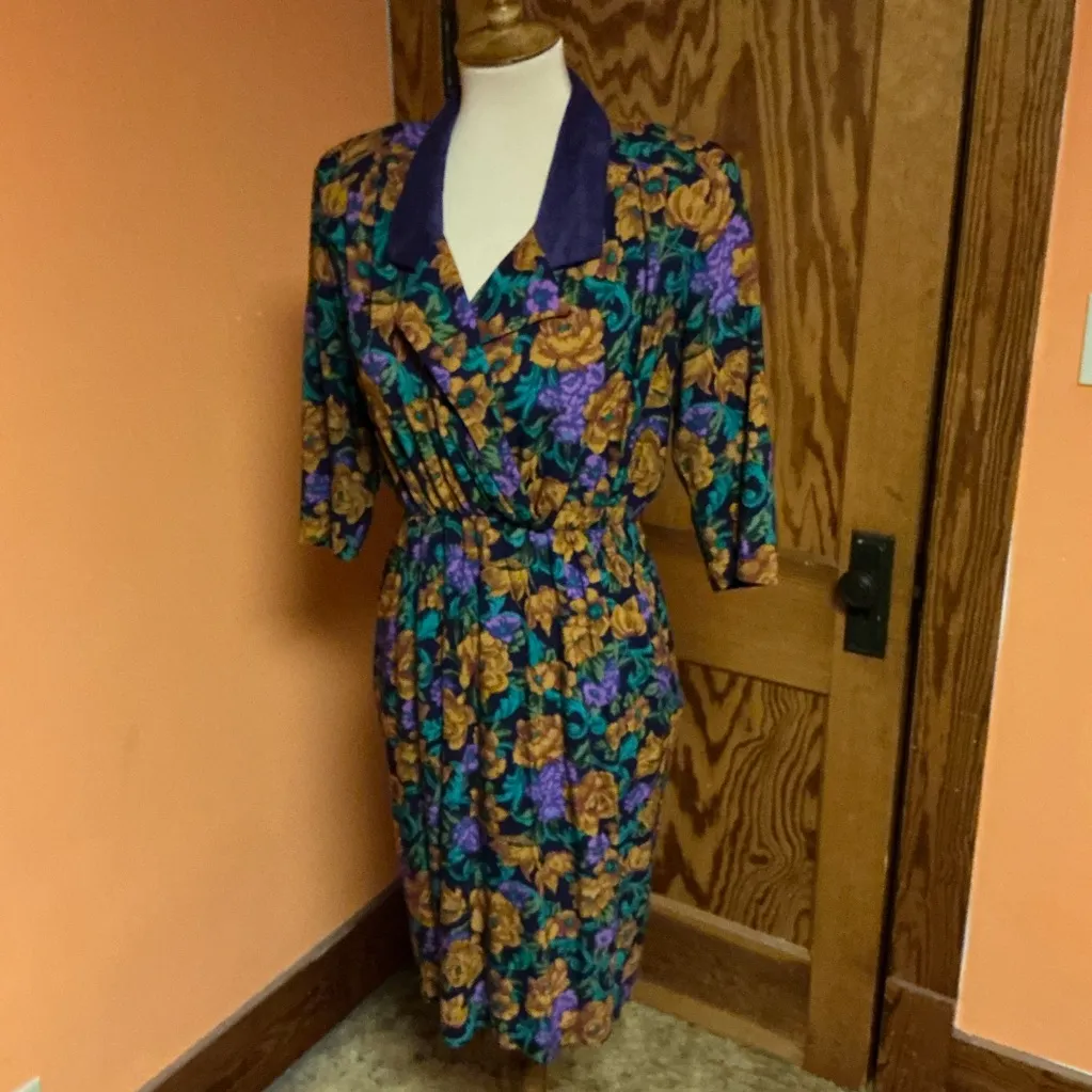 Vintage 1980s Tareti Petites by Howard Levi Floral Dress Purple Gold Botanical Size 8P - Image 9