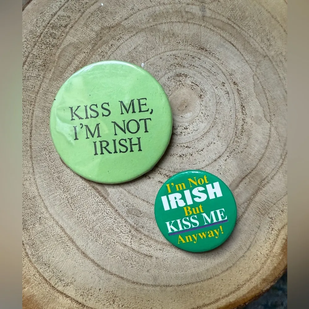 Set of vintage St Patrick’s Day Kiss Me clothing accessories pins Green - Image 2