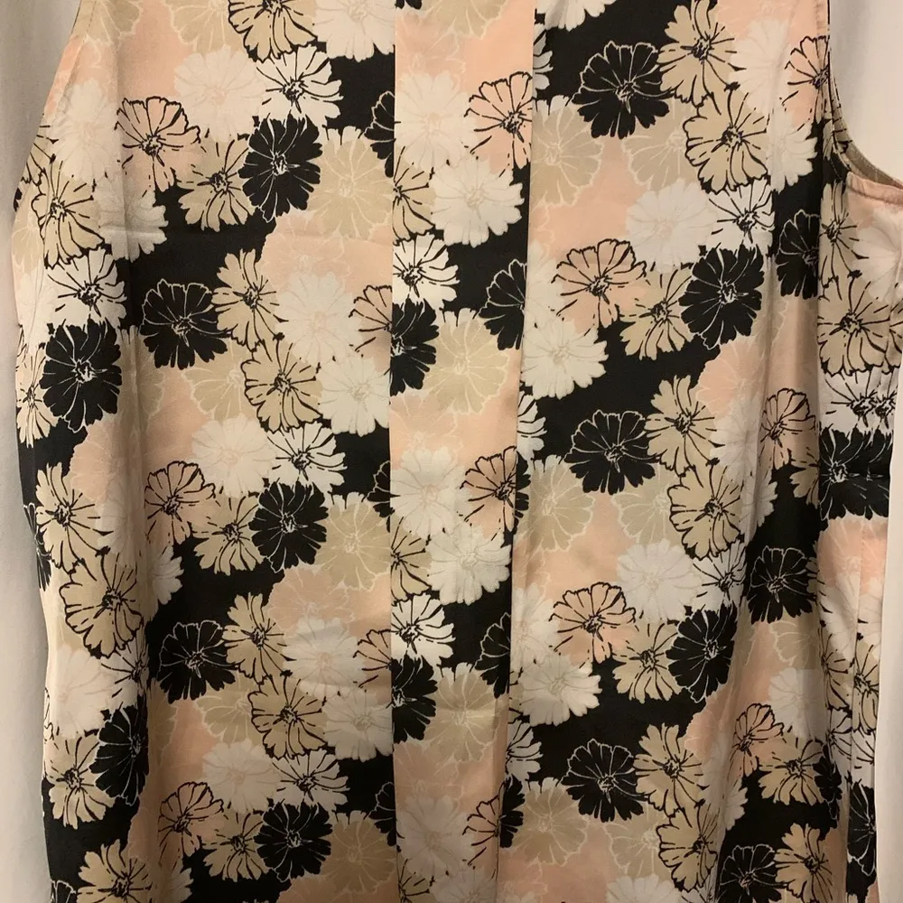 Ann Taylor Women Sleeves Top Pleated front Sz XS - Image 3