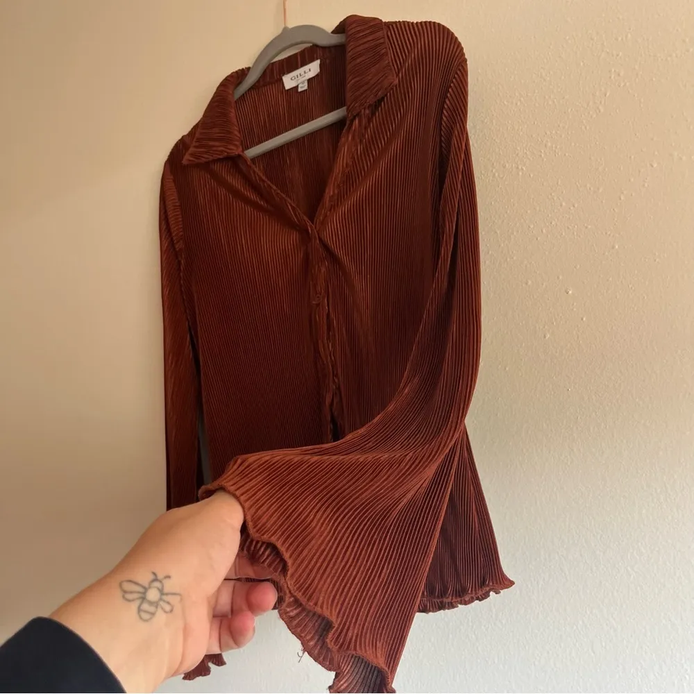 Gilli Cinnamon Plisse Hem Satin Blouse and Pant Lettuce Hem Set Size Medium Brown - Image 6