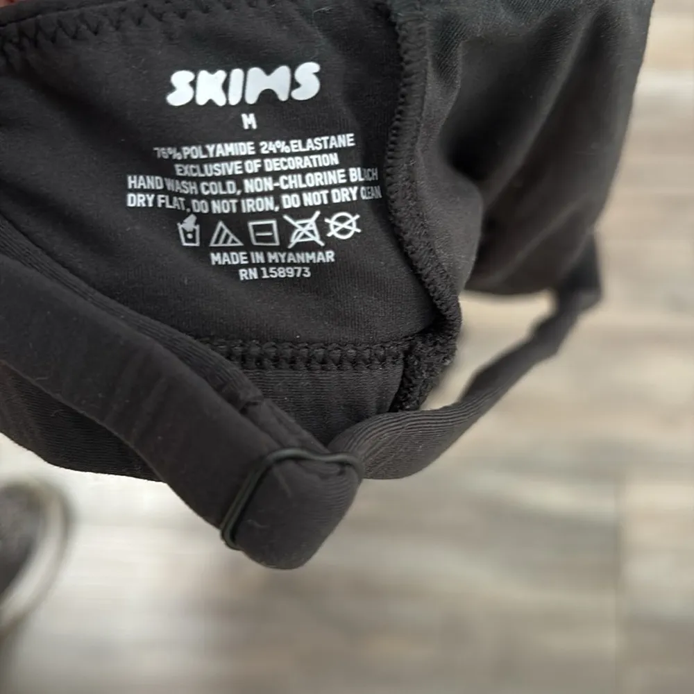 SKIMS  Black Triangle Bralette M NEW - Image 9