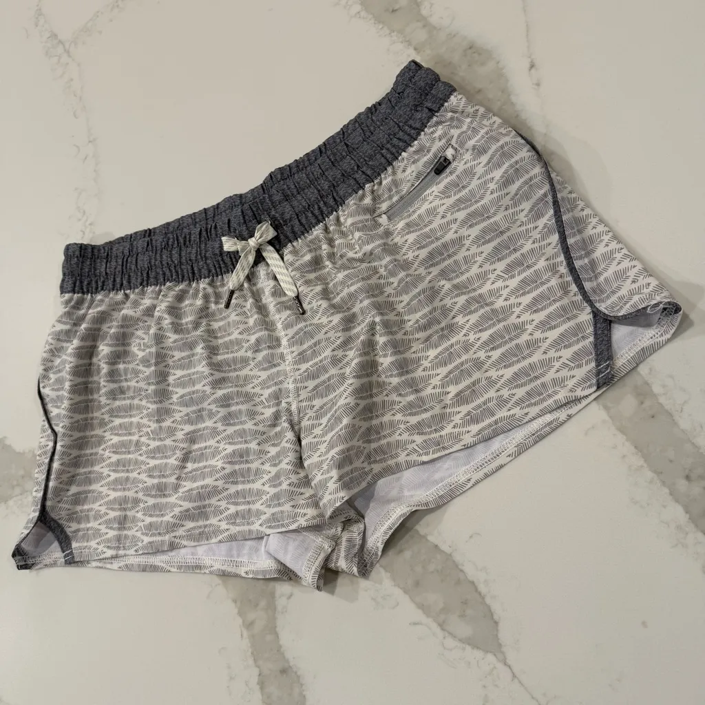 Vuori Clementine Shorts 2.0 Women’s Large Lined 2.5” Inseam Gray/White Running - Image 3