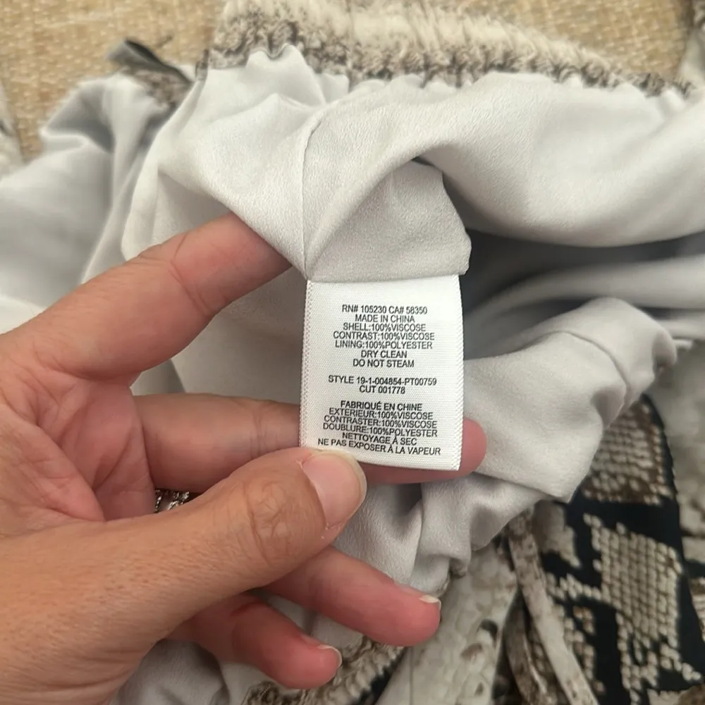 Joie Ceylon Cream/Brown Snake-Skin Cropped Pants Women’s Size L Elastic Waist - Image 7