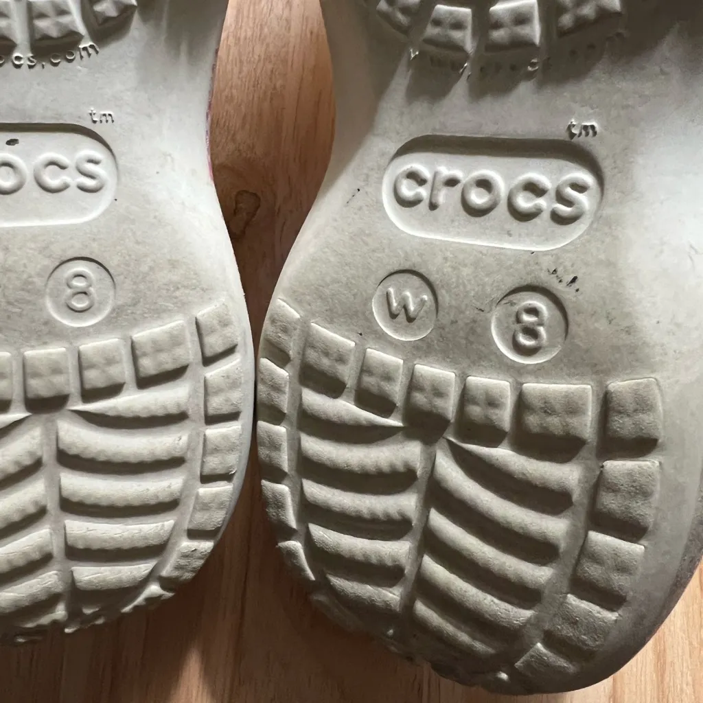 Crocs Snakeskin Sandals Pink and White Size 8 Sleek & Stylish Comfort - Image 9