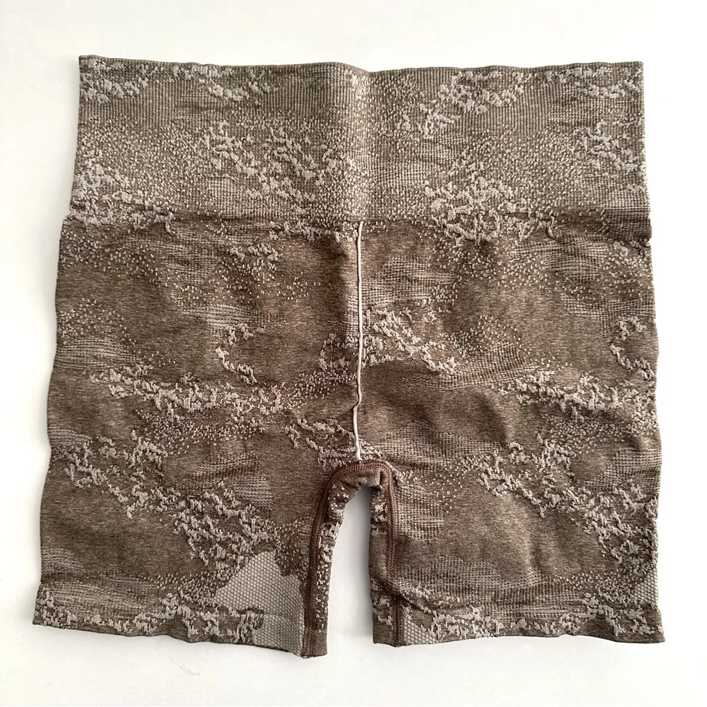 L/M Adapt Camo Seamlesss Shorts & Sports Bra Set - Image 3