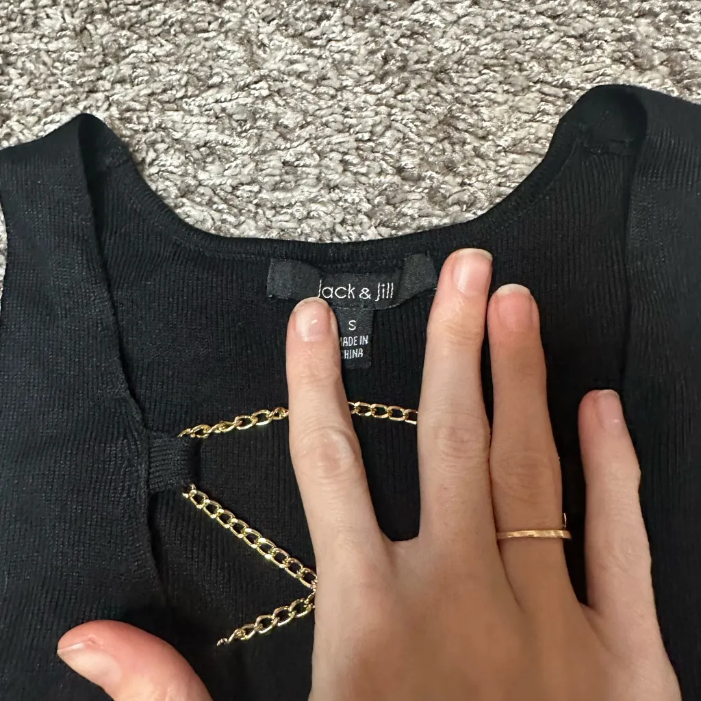 Elegant Black Tank Top with Gold Chain Detail - Image 4