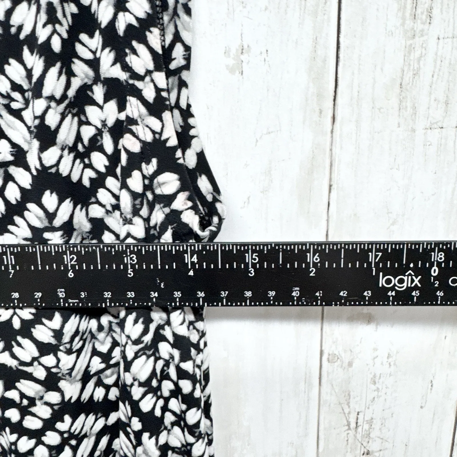 Michael Kors Top Women Sz XS Black White Geo Floral Boat Neck Sleeveless Blouse - Image 4