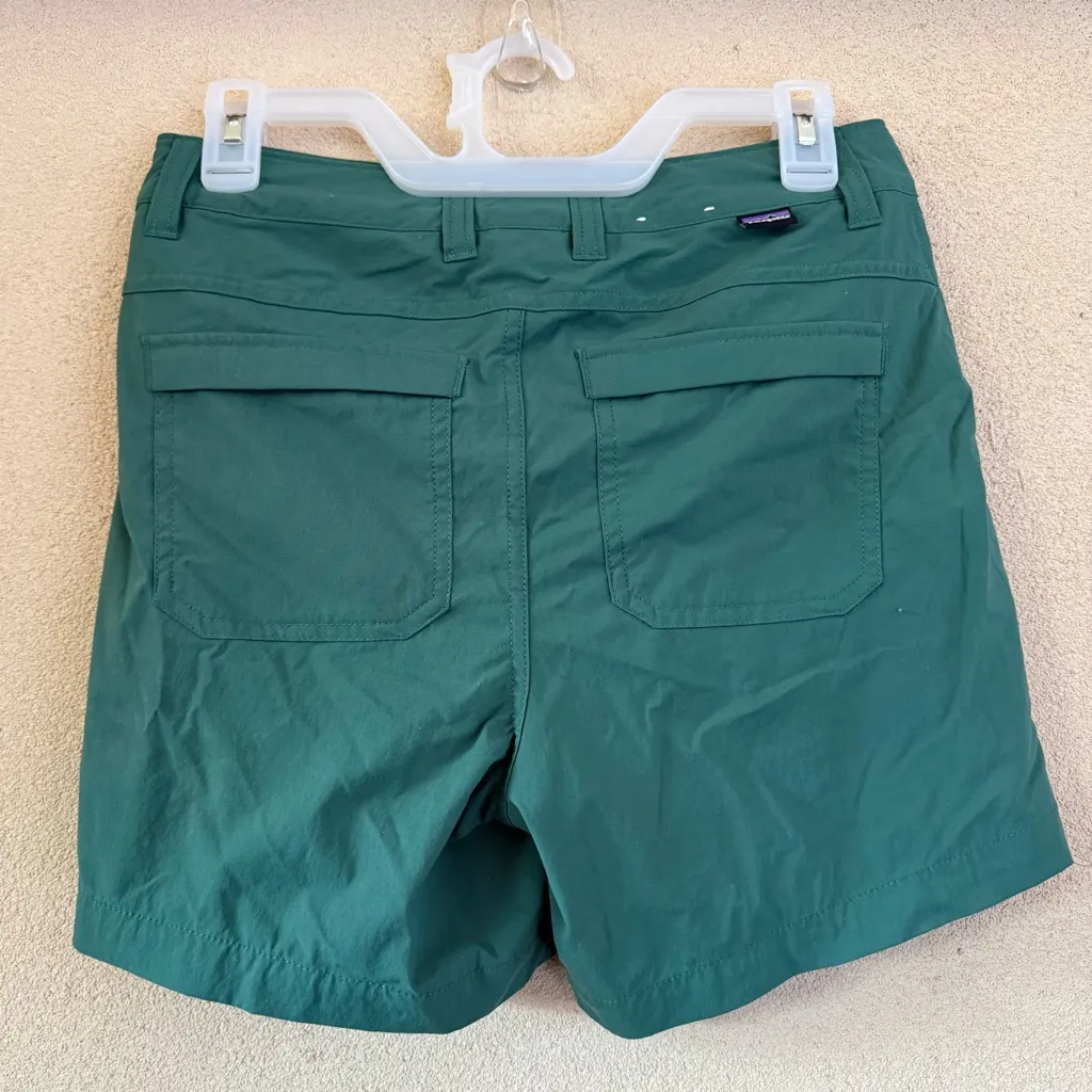 Patagonia Women's Green Cargo Shorts - Image 2