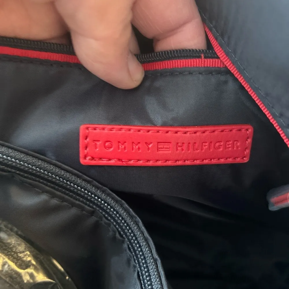 Tommy Hilfiger Black Tote Bag with Structured Design - Image 9