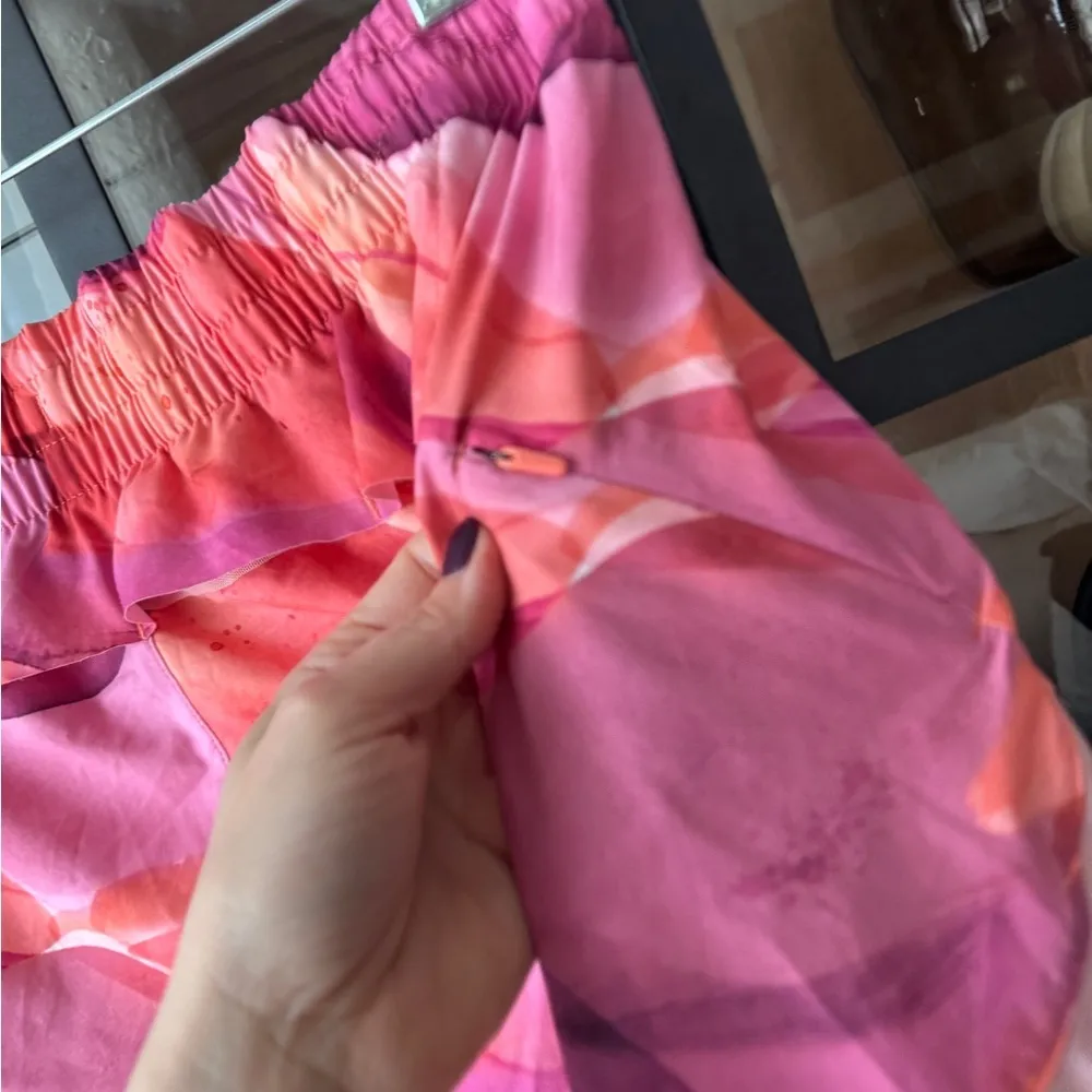 ATHLETA Workout shorts running Printed Mesh Racer 4" Run zipper pocket tie dye - Image 8