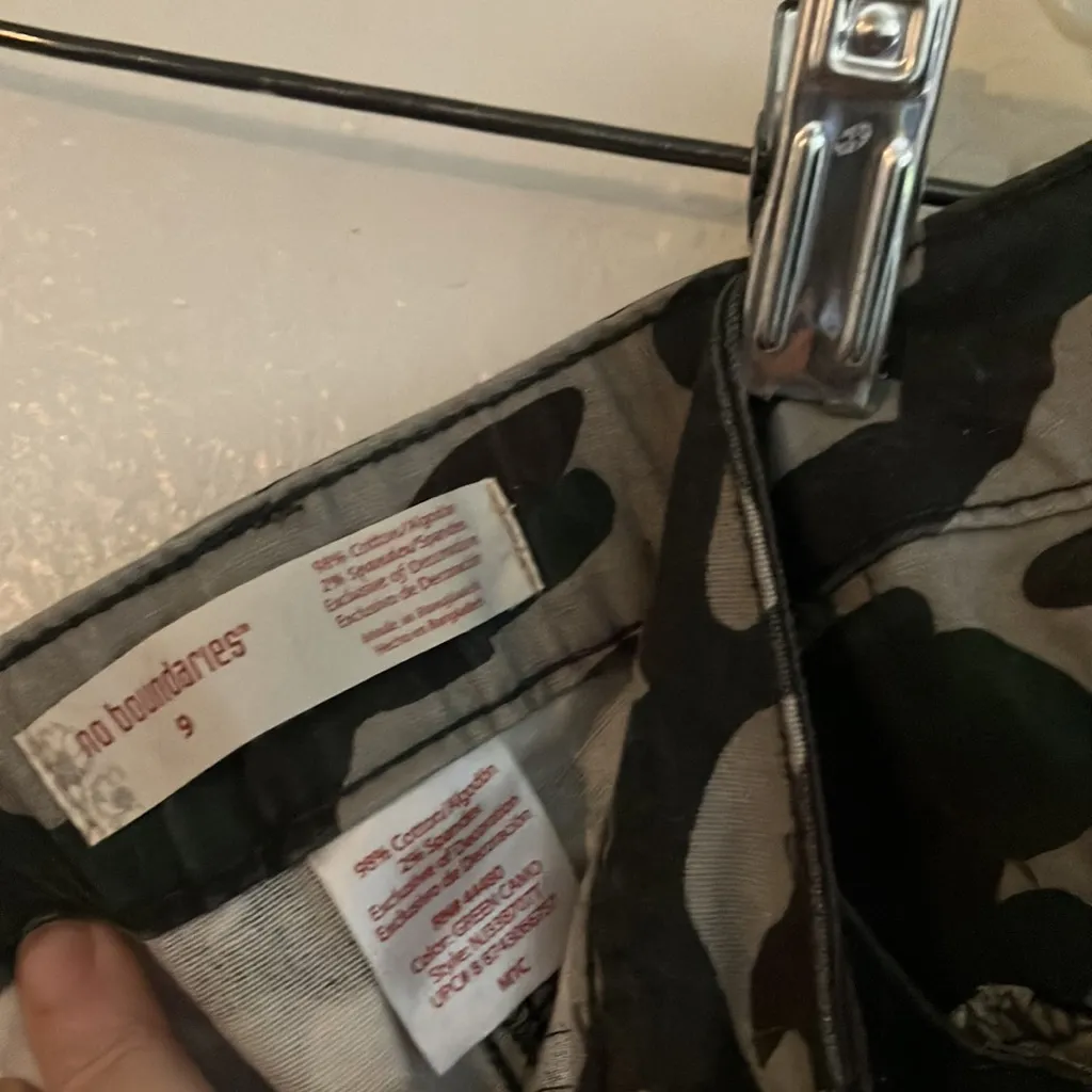 FINAL MARKDOWN No boundaries camo pants 9 - Image 3