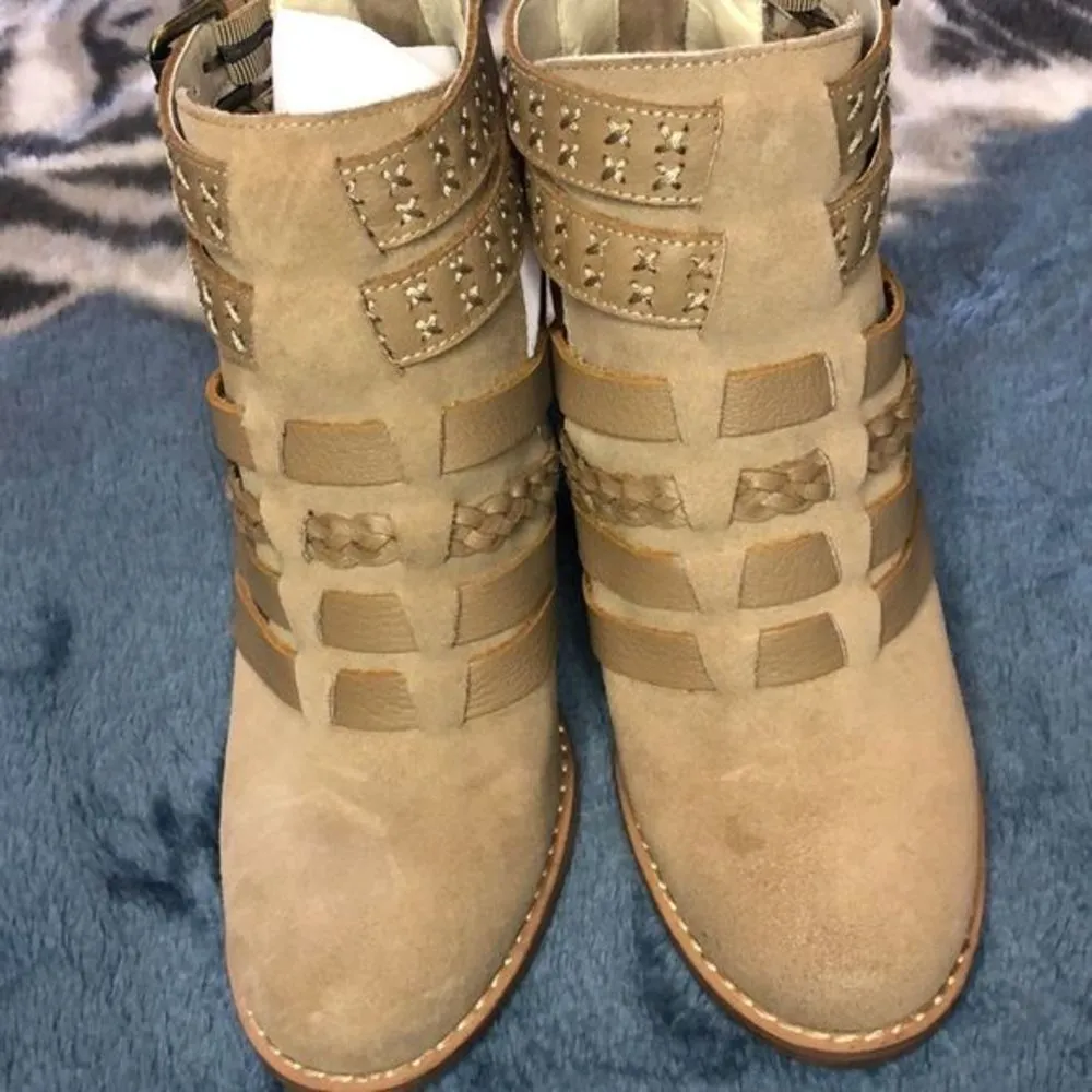 SoHo NYC Cobbler leather buckled ankle boots (8.5) - Image 3