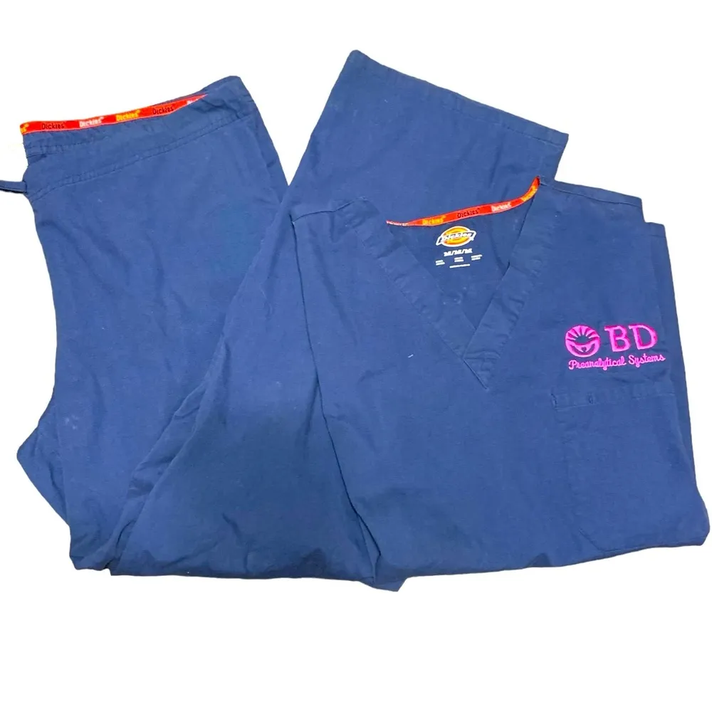 DICKIES UNISEX V-NECK ONE POCKET SCRUB TOP - NAVY Both Top/Bottom Included - Image 3