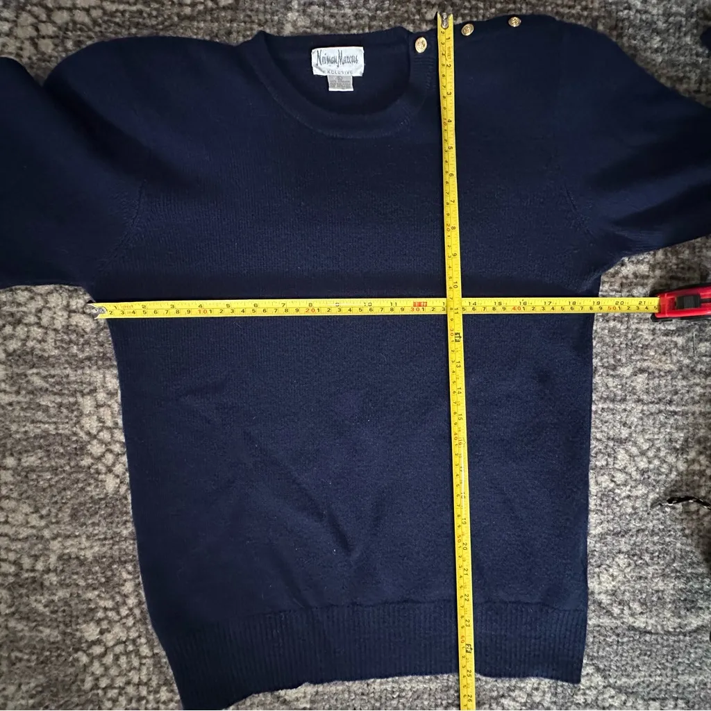 Nieman Marcus Vintage Women’s L Navy Blue Gold Button Shoulder Cashmere Sweater - Image 6