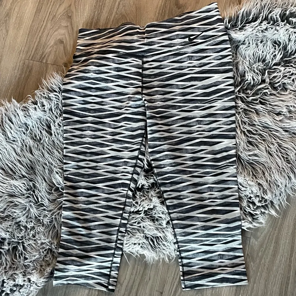 🖤Nike Black and White Striped Dri Fit Leggings - Image 3