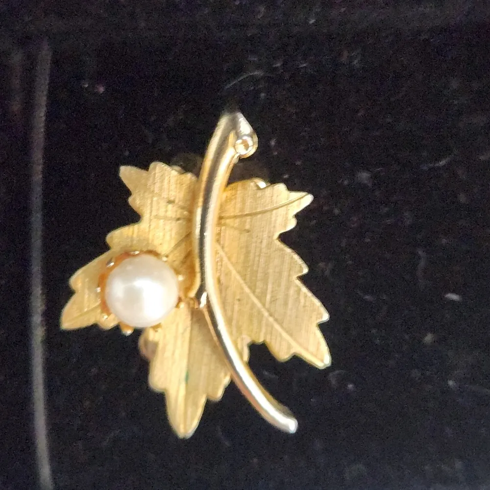 Sarah Cov Antique Vintage Gold Pearl Maple Leaf Brooch & Clip Earring Set - Image 7