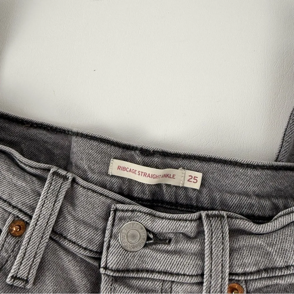 Levi’s Ribcage Straight Gray Jeans - Image 4