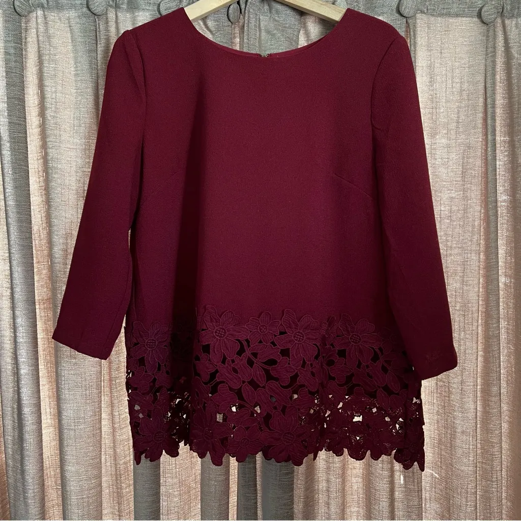 Lucy & Laurel Burgundy Floral Lace Trim Crop Sleeve Blouse Size Medium - Image 3