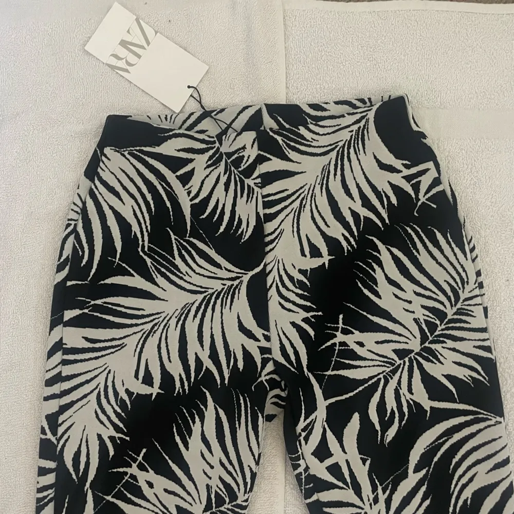 NWT  Jacquard Floral 2 Piece Set High Flare Pants & Crop Tank Top - Image 8